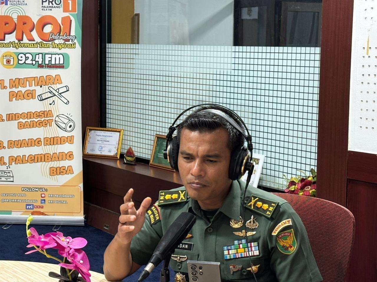 Letkol Inf Yordania, Kepala Penerangan Kodam II/Sriwijaya (Kapendam II/SWJ) saat menjadi narasumber di PRO 1 RRI Palembang, Kamis (4/12/2025). (Foto: RRI/ Della Ayu Anggraini